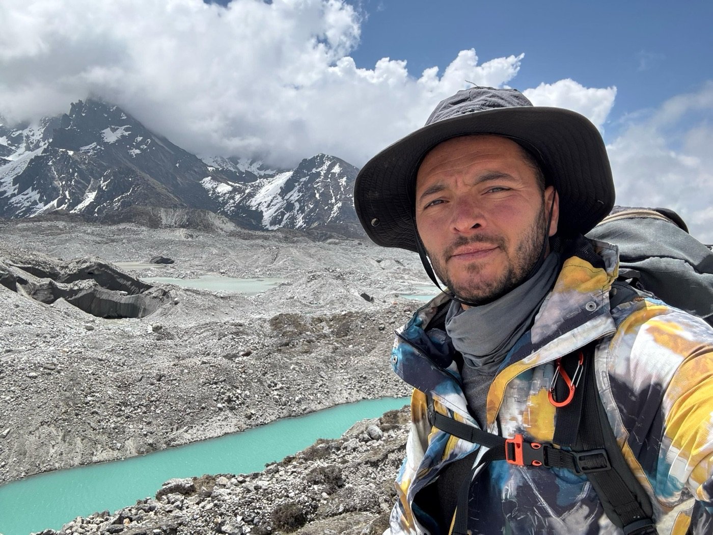 Melih Bektaş on the trail toward Everest, above a glacial lake in the Nepalese Himalaya